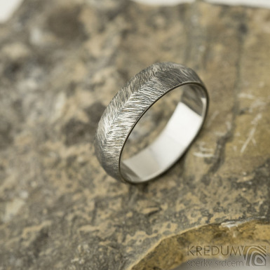Klas tmavý - kovaný snubní prsten z nerezové oceli