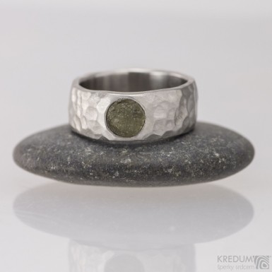 Klasik marro a vltavín - 48, šířka 6,7 mm, tloušťka 1,8 mm, průměr kamene 5,7 mm - Nerezový snubní prsten - S1452 (2)