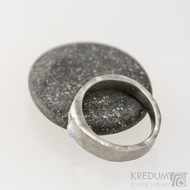 Kovaný nerezový prsten Draill matný a měsíční kámen - velikost 52, šířka hlavy 5,7 mm do dlaně 3,7 mm, nepravidelné okraje, průměr kamene 4,5 mm  - s1648
