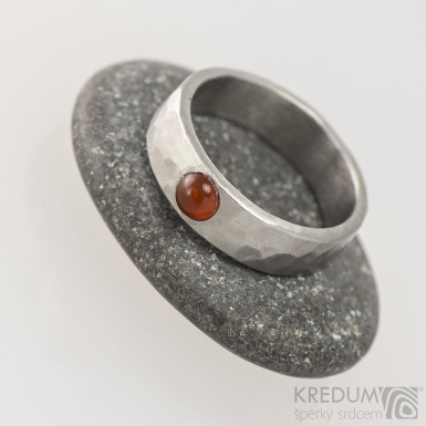 Natura matný a kámen - kabošon - kovaný snubní prsten z nerezové oceli