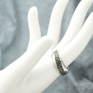 Kovan nerezov snubn prsten - velikost  57, ka 5 - 7,5 mm - SK1653 (2)