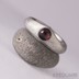 Královna a granát - zásnubní, snubní damasteel prsten, produkt 945 - kabošon průměr 5 mm