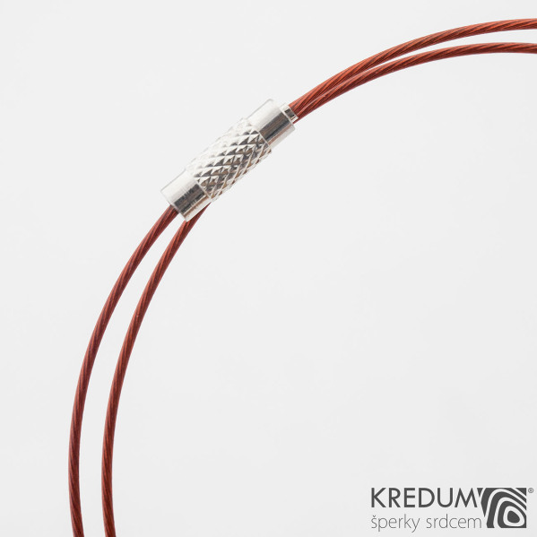 Červené nylonové lanko s ocelovou strunou - šroubovací uzávěr