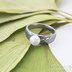 Zásnubní prsten s perlou - Siona damasteel, struktura dřevo, lept tmavý hrubý, perlička bílá, zapuštěná a plošší, velikost 53, šířka hlavy 6mm, do dlaně 3,5 mm, profil B - k 2427