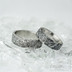 Ručně kované snubní prsteny damašková ocel - Natura damasteel - vel. 58, šířka 6,5 mm, tloušťka střední, profil C, lept tmavý hrubý, struktura dřevo a vel. 52, šířka 5,5 mm, tloušťka střední, struktura kolečka, lept tmavý hrubý, profil C+CF - Damasteel snubní prsteny - k 1561