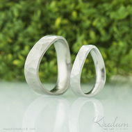 FOREVER Natura - kovaný snubní prsten z nerezové oceli - pro srovnání vpravo prsten z chirurgické oceli, vlevo z titanu