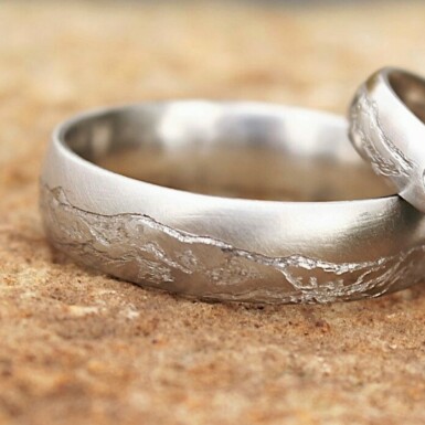 Prima nerez + ruční rytí hor - kovaný snubní prsten z nerezové oceli