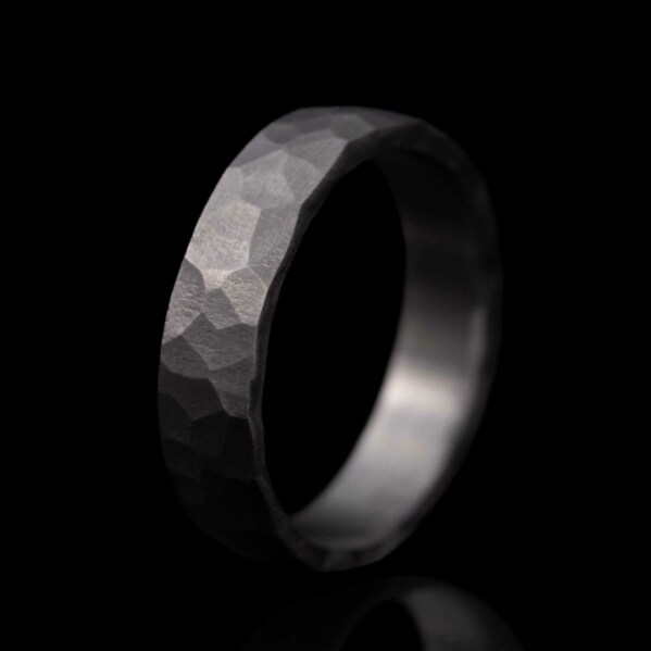 Natura tantal - matn� - ru�n� vyr�b�n� snubn� prsten z tantalu