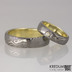 Snubn prsteny zlato a damakov ocel - Orion yellow - dmsk s irm diamantem velikosti 1,7 mm vsazenm do zlatho lka - Zlat snubn prsten a damasteel, struktura devo