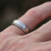 prsten Duori white  - snubn prsten z damakov oceli s linkou z blho zlata
