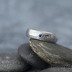 Prima a broušený safír 2 mm do Ag - vel 53, šířka 5 mm, struktura dřevo - 75% SV, profil B - Damasteel snubní prsteny