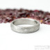 Zásnubní prsten damasteel - Prima a čirý diamant 1,5 mm, voda, lept světlý střední - velikost 49, šířka 4 mm, profil B - Damasteel snubní prsten - sk2117