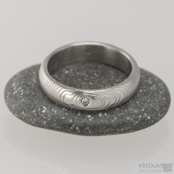 Prima a čirý diamant 1,7 mm, čárky - 55, šířka 4,8 mm, tloušťka 1,8 mm, lept 75% SV, profil B  - Snubní prsten damasteel, S1467