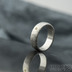 Zsnubn prsten s moissanitem - Prima damasteel, moissanite 2 mm vsazen do zlata - velikost 58, ka 6 mm, struktura koleka, lept svtl stedn, profil B - Snubn prsteny z damasteelu - k 1884