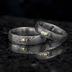 Snubní prsten kovaná nerezová ocel damasteel - PRIMA + zlatý suk, struktura dřevo, lept tmavý hrubý, vel 52 a 58, šířka 5 mm, suk ze žlutého zlata