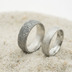 Snubní prsteny damasteel - Prima, struktura kolečka - vel. 52,4, šířka 5 mm, lept světlý střední, profil B+CF a vel. 58,7, šířka 7 mm, hrubý lept tmavý, profil B+CF - et 2170