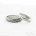Snubní prsteny damasteel - Prima, voda, profil A, tloušťka střední - vel. 50, šířka 4mm, 1,5 mm čirý diamant, lept světlý jemný + vel. 60, 5mm, lept tmavý střední - k 5999