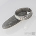 Zásnubní prsten damasteel - Prima a broušený kámen vel. do 2 mm ve stříbře, dřevo - broušený granát