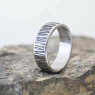 Wood line tmavý - kovaný snubní prsten z nerezové oceli