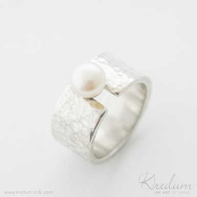 Stříbrný prsten s perlou - SK4415