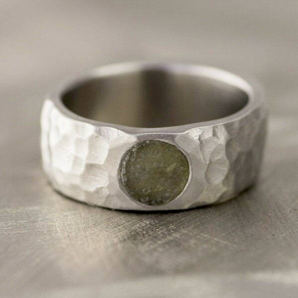 Kovaný nerezový snubní prsten - Klasik Maro s vltavínem - celková šíře 7 mm