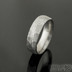 Snubní prsten damasteel - Rock, struktura dřevo, lept světlý střední matný - velikost 57, šířka 6 mm, tloušťka střední - Damasteel snubní prsteny - k 2266