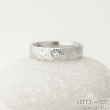Zsnubn prsten s diamantem - Rock damasteel, struktura devo, lept svtl jemn, leskl - vel. 52, ka 4,5 mm, tlouka stedn, ir diamant 1,7 mm - Damasteel snubn prsteny - k 2266