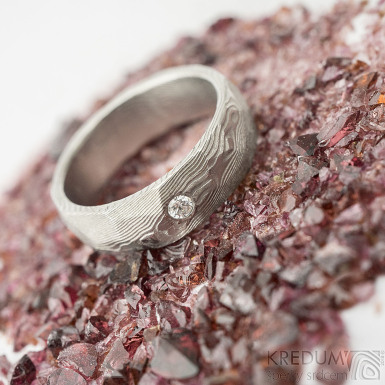 Rock damasteel a čirý diamant 2,3 mm - vzor dřevo - kovaný snubní prsten z nerezové oceli