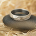Zásnubní prsten  s diamantem - Rock damasteel, struktura dřevo, lept světlý střední, profil B, čirý diamant 2 mm - vel. 49, šířka 4 mm, tloušťka  střední - Damasteel snubní prsteny - k 1485