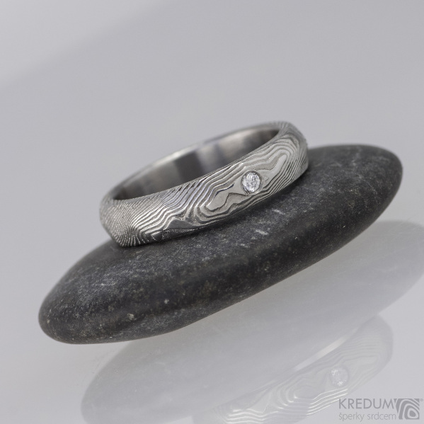 ROCKSTEEL a čirý diamant 1,7 mm - struktura dřevo - Kovaný snubní prsten damasteel