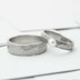 ručně kované snubní prsteny chirurgická ocel - pánský vel. 60, šířka 6 mm, matný, profil B a dámský vel. 52, šířka 4 mm, matný, profil B, bílá perla 4 mm - fl 4589405