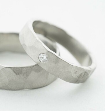 Natura a číry diamant 2 mm - matný - kovaný snubný prsteň z chirurgickej ocele