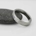 ručně kovaný snubní prsten z chirurgické oceli s diamantem - vel. 54, šířka 4 mm, tloušťka slabá, profil B, matný - k0408