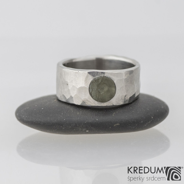 Kovaný nerezový snubní prsten - Draill světlý a vltavín, velikost 51