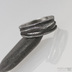 Damasteel prsten Pán vod - velikost 55 šířka maximální cca 8 mm, šířka do dlaně cca 5 mm, tloušťka od 1,6 do 1,9 mm