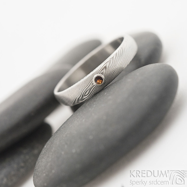 Zsnubn prsten s drahm kamenem - Siona damasteel a brouen grant 1,7 mm vsazen do stbra - vel. 56, ka 4 mm, tl. hlavy 2,1 mm do dlan 1,4 mm, devo, lept svtl stedn - Damasteel prsten, k 2538