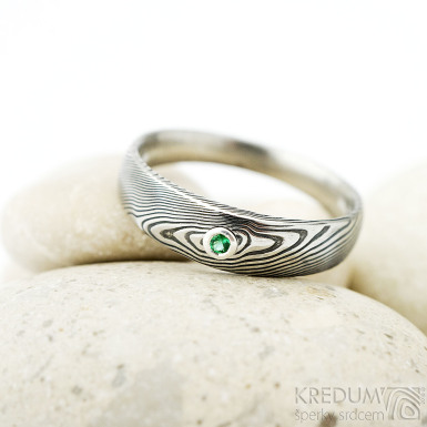 Siona damasteel a brouen smaragd, safr nebo rubn 2 mm vsazen do stbra - vzor devo - kovan snubn prsten z nerezov oceli 