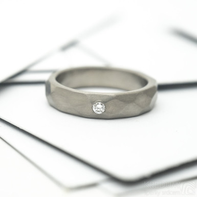Rock titan a čirý diamant 2 mm - matný - kovaný snubní prsten z titanu - SK2148