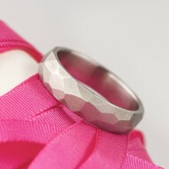 Rock matn - kovan snubn prsten z nerezov oceli