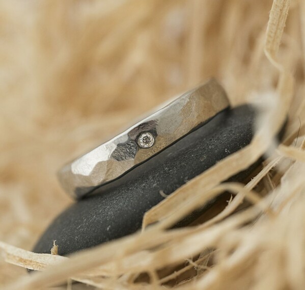 snubní prsten chirurgicka ocel a diamant - vel. 58, šířka 4 mm, diamant 1,5 mm, profil C, lesklý - k 1436