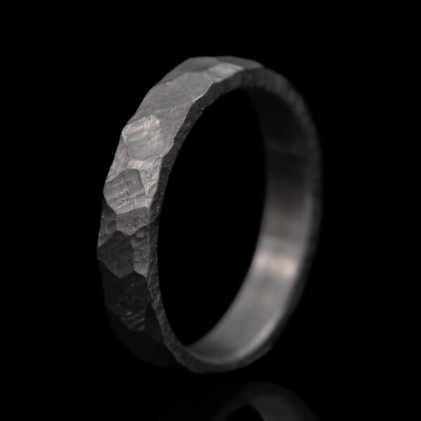 Raw tantal - matn� - ru�n� vyr�b�n� snubn� prsten z tantalu