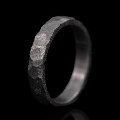 Raw tantal - matn� - ru�n� vyr�b�n� snubn� prsten z tantalu