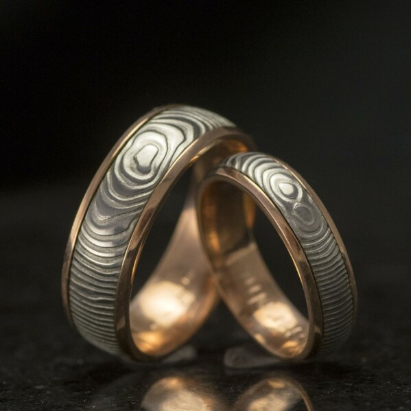 snubní prsteny Kasiopea red čárky - kombinace červeného zlata a nerezové oceli damasteel