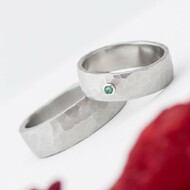 snubní prsteny Natura - dámský osazený přírodním broušeným smaragdem - k 0114