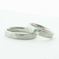 Natura line svtl - kovan snubn prsten z nerezov oceli - dmsk osazen smaragdem