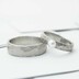 snubní prsteny kované z chirurgické oceli Natura - pánský vel. 60, šířka 6 mm, profil C, matný a dámský vel. 52, šířka 4 mm, profil C, matný, perla 4 mm - FL4589405