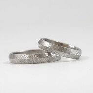 Klas sv�tl� - kovan� snubn� prsten z nerezov� oceli