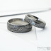 Snubní prsteny damasteel - Prima a akvamarin 1,5-2 mm vsazený do stříbra, velikost 49, šířka 4,5mm, tloušťka 1,5 mm, struktura dřevo, lept tmavý střední, profil B+CF - k 4810
