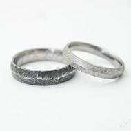 snubní prsteny z chirurgické oceli Klas - vpravo světlý, vlevo tmavý