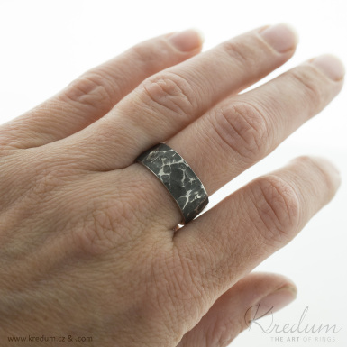 Natura nerez - tmavý - kovaný snubní prsten - V5079